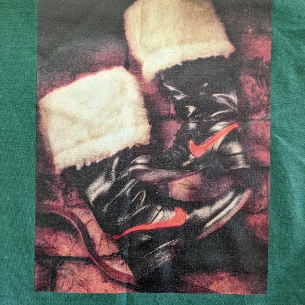 Men's Nike Long Sleeve T Shirt Size Medium Green Christmas Santa Claus Boots NEW
